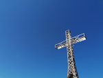 Gipfelkreuz vor blauem Himmel am Hochgrat